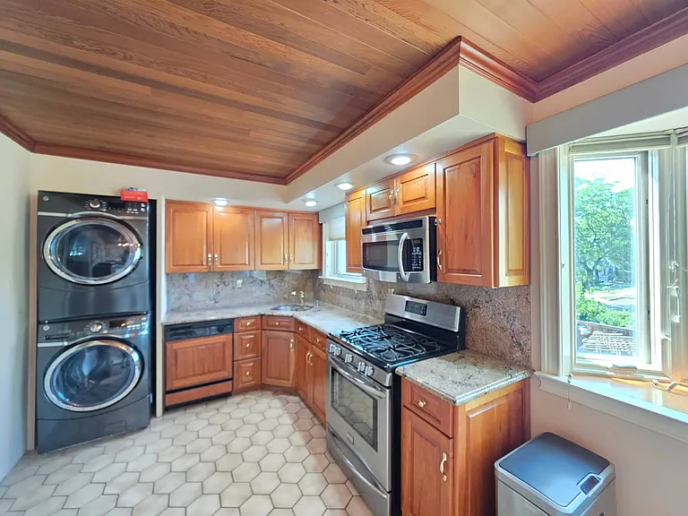 5 Wirt Ave — Photo 2