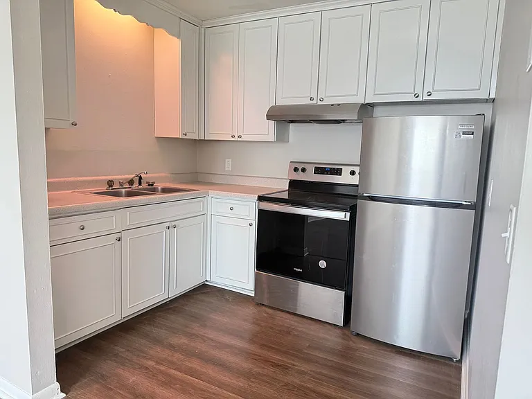 Executive House Apartments — Photo 54