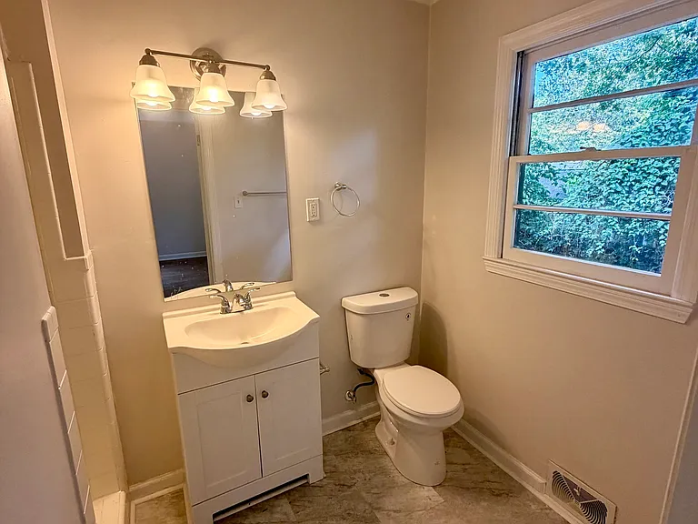 107 Stanley Ter — Photo 32