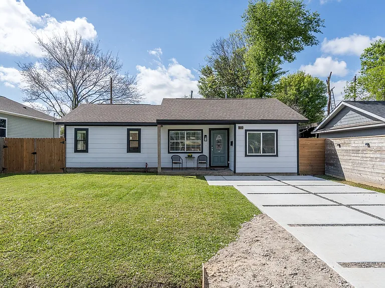 810 Jerry St — Photo 1