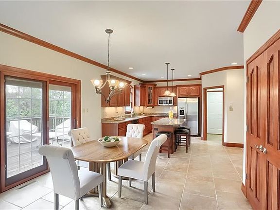 3rd image of 715 Belmar Pl