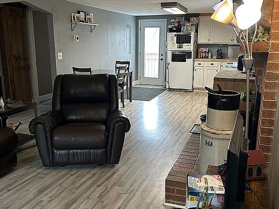 4th image of 121 Leasure Rd