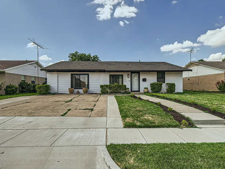 1905 Greenbrook Dr — Photo 2