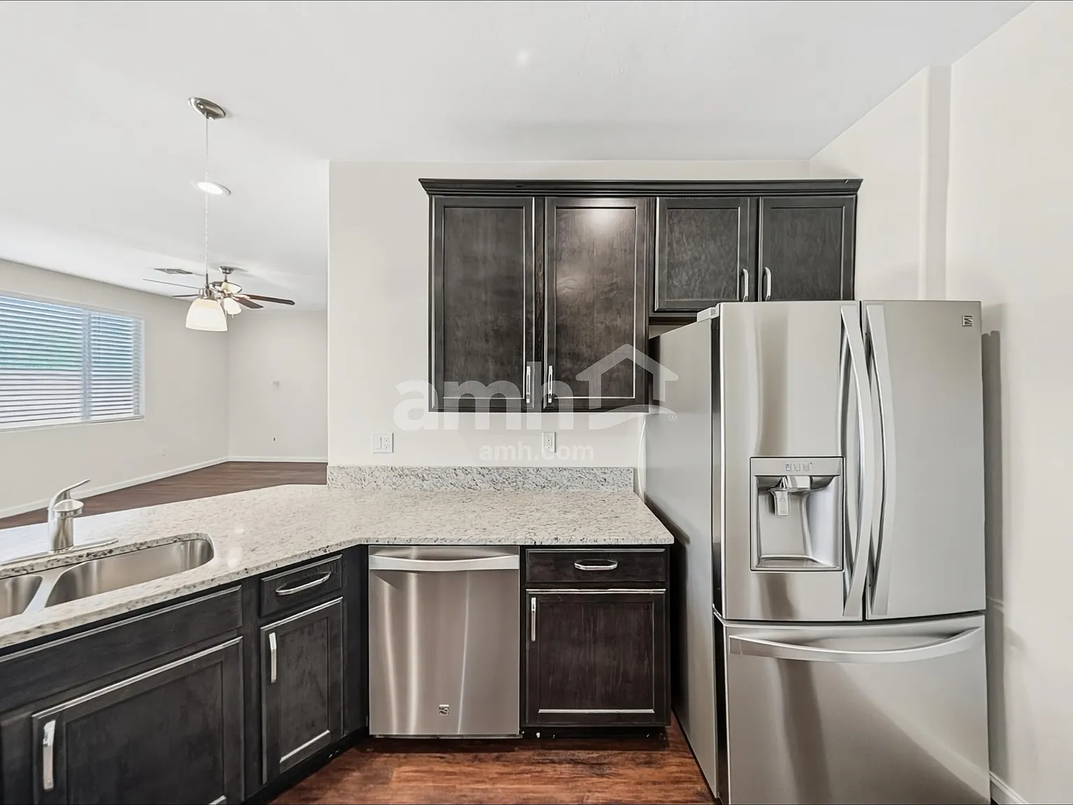 4 bed, 2.5 bath, 2212 sqft, $2,215 — Photo 4