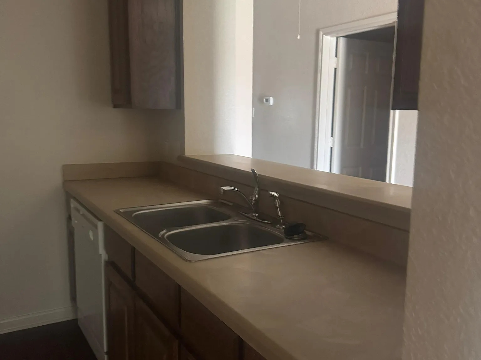 2 bed, 1000 sqft, $1,350 — Photo 2