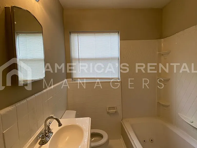 828 Vanderbilt St — Photo 12