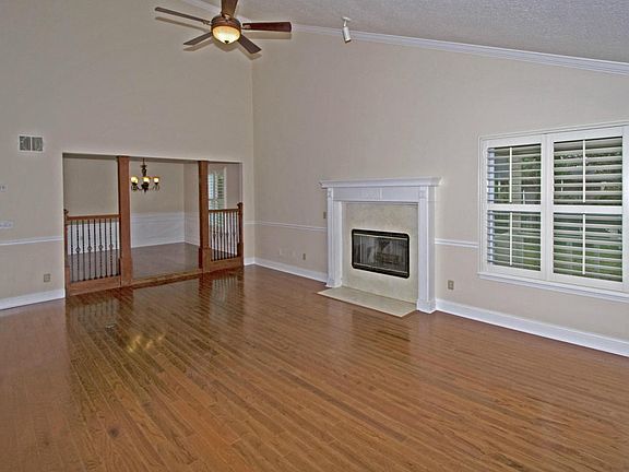 4th image of 289 Lazy Meadow Dr W