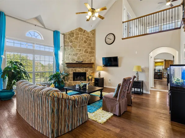 305 Fountain Creek Ct, Red Oak, TX 75154