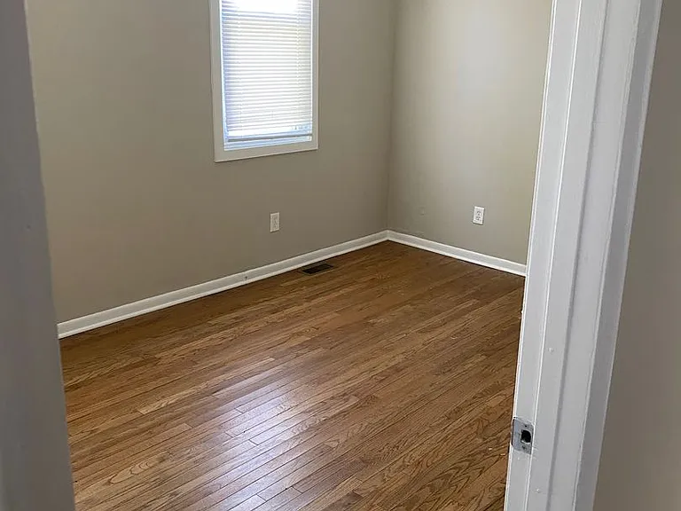 127 E Holden Ave — Photo 3