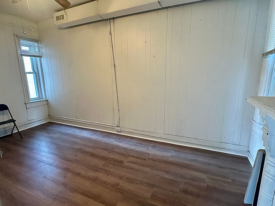 Spacious Bedroom with 2 windows