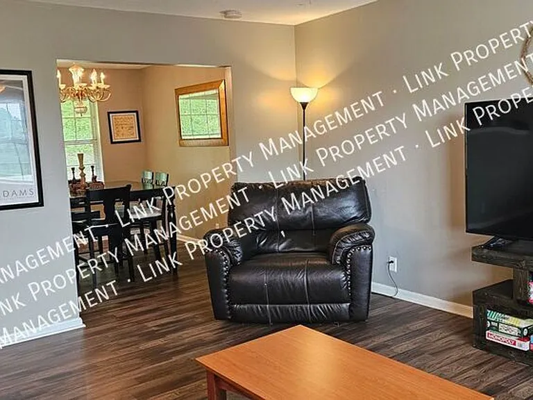 2433 Meade Cir — Photo 2