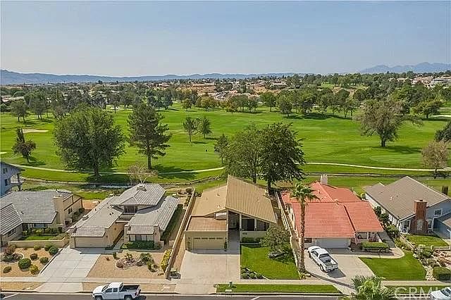 Home with GOLF COURSE in the backyard!