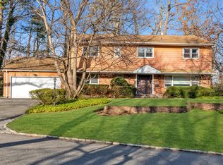 130 Elm Dr, Roslyn, NY 11576