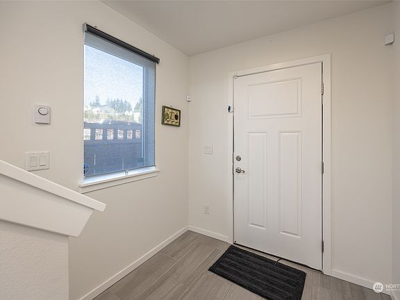 4th image of 885 NW Highgarden Drive