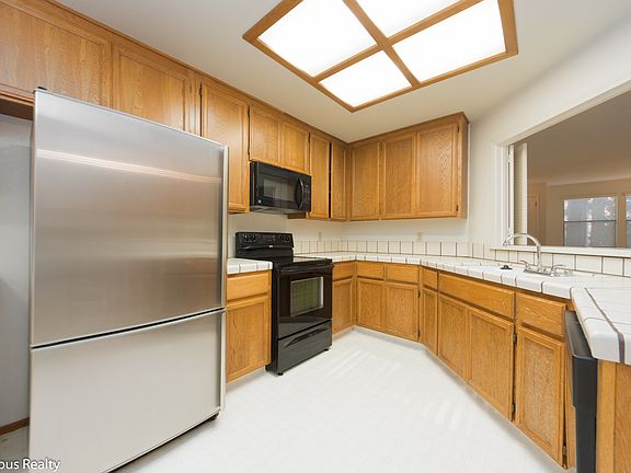 4th image of 927 La Mesa Ter Unit D