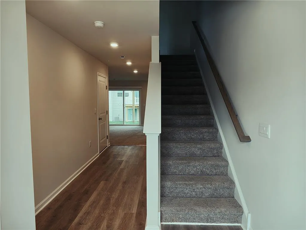 3 bed, 2.5 bath, 1969 sqft, $2,550 — Photo 3
