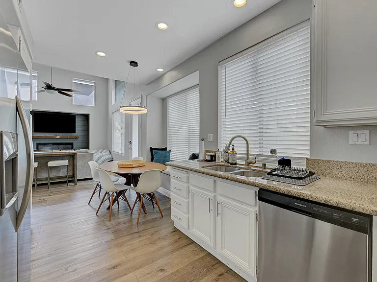 2239 Le Conte Ave — Photo 20