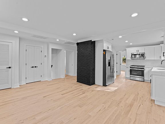 3rd image of 515 Grand Ave Floor 2