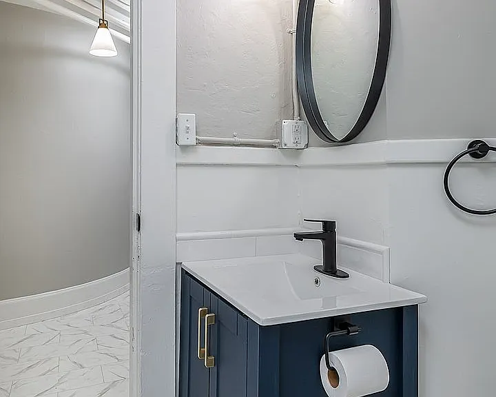 Elegant Renovation! HUGE 1 Bed 1 Bath Available Now! — Photo 6