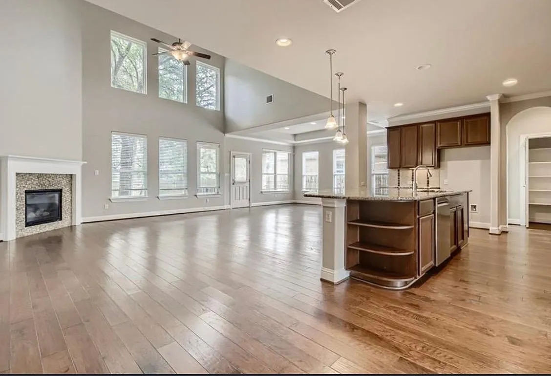 8715 Vantage Point Dr — Photo 3