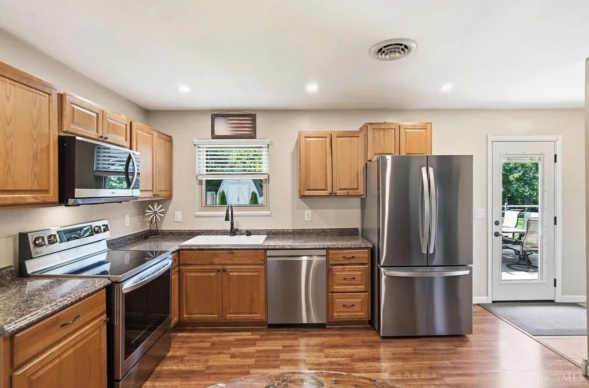 3 bed, 975 sqft, $1,900 — Photo 2