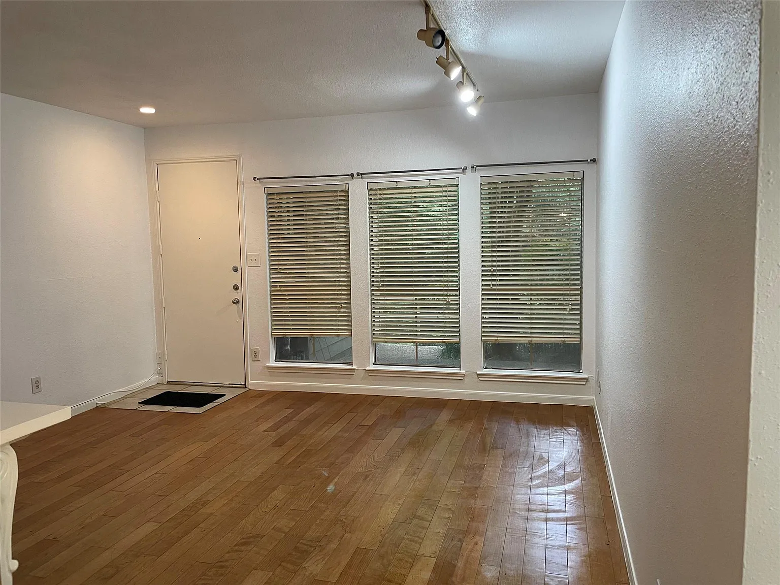 1 bed, 1.0 bath, 848 sqft, $1,100 — Photo 2