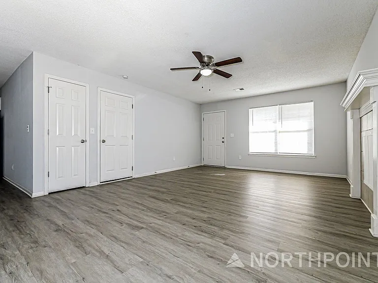 305 NW Woodbury Dr — Photo 3