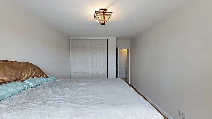 Sold by Thomas Lipovetsky, LREB | media 9