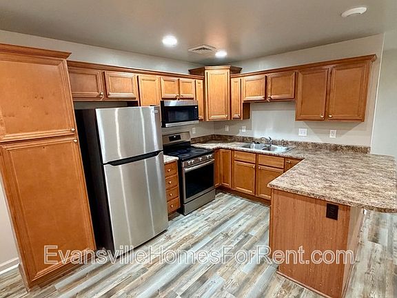 4th image of 306 S Elm Ave