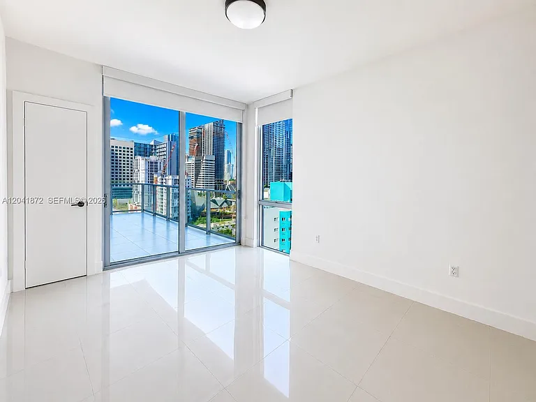 1010 SW 2nd Ave #1504 — Photo 4
