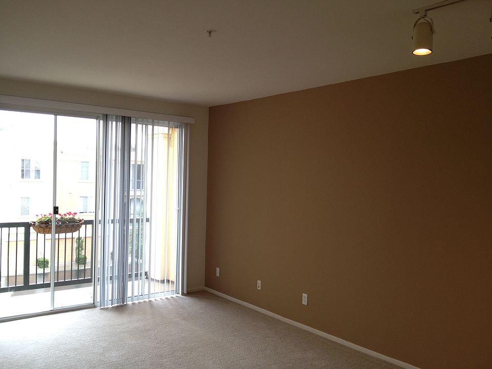 2nd image of 100 Las Palmas Dr