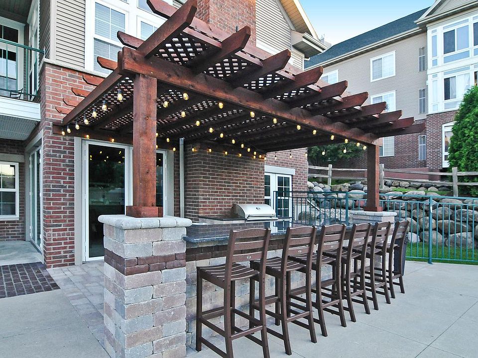 Poolside Outdoor Kitchen