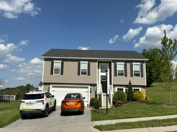 32 Huntmaster Dr W, Hanover, PA 17331