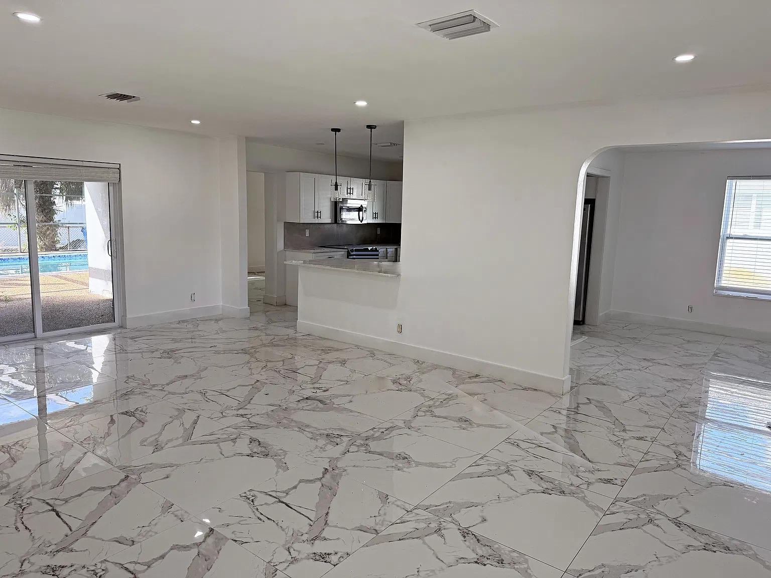 3 bed, 1976 sqft, $4,699 — Photo 3