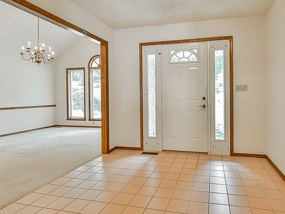 3rd image of 1812 N Limestone Dr