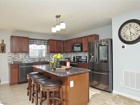 3rd image of 140 Celia Ln