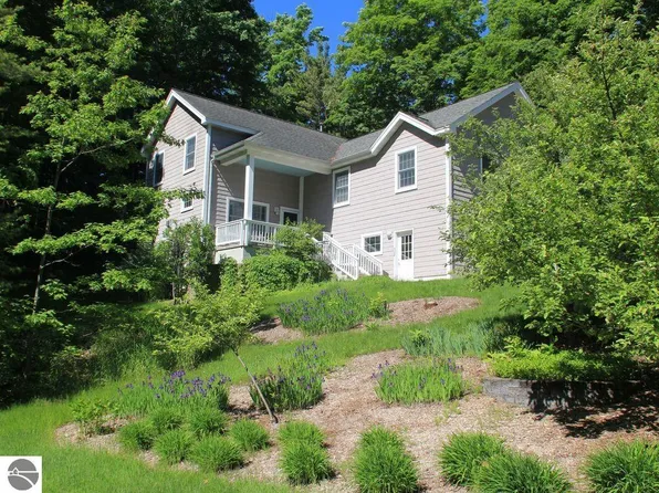 407 W Grove St, Suttons Bay, MI 49682