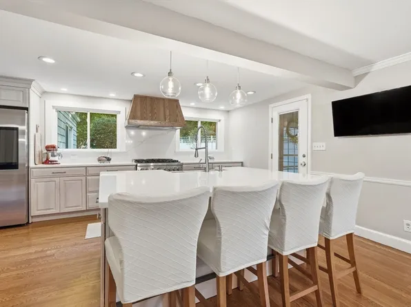 2 Vista Rd, Wilbraham, MA 01095