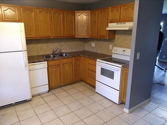 4th image of 906 Holiday Dr