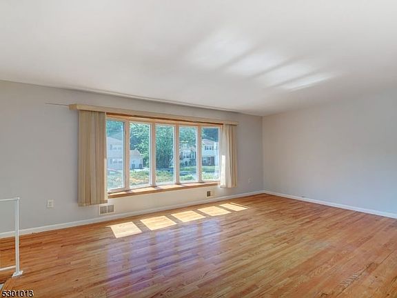 3rd image of 17 Brook Pl
