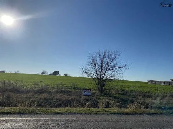 1212 Bell Rd N, Iowa Park, TX 76367