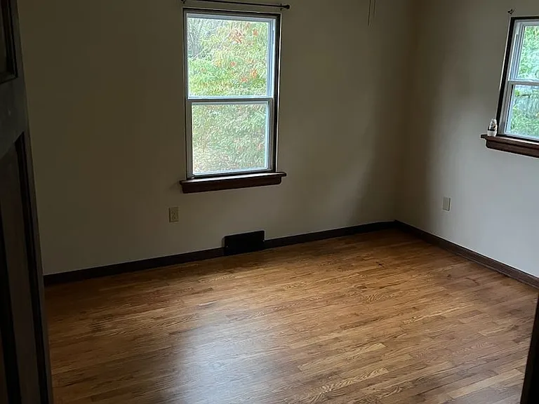 407 E Spencer St — Photo 5