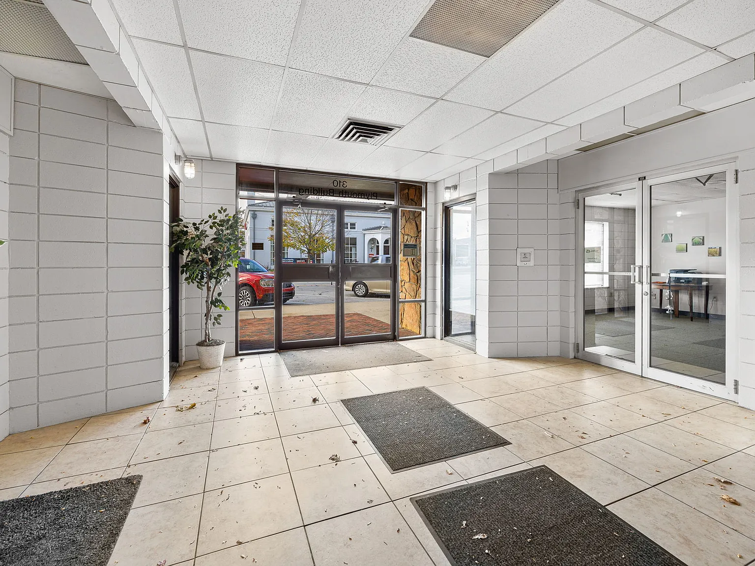310 N Michigan St — Photo 2