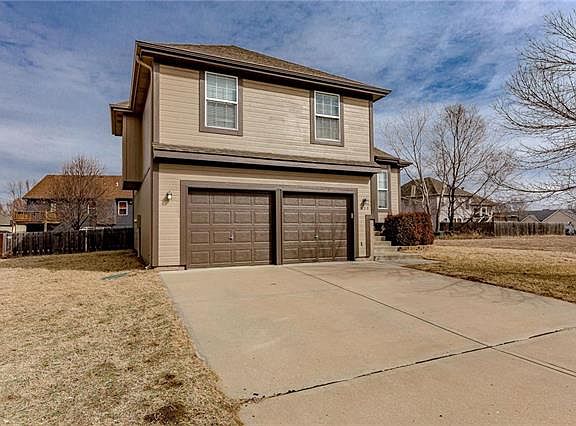 2nd image of 831 River Dr