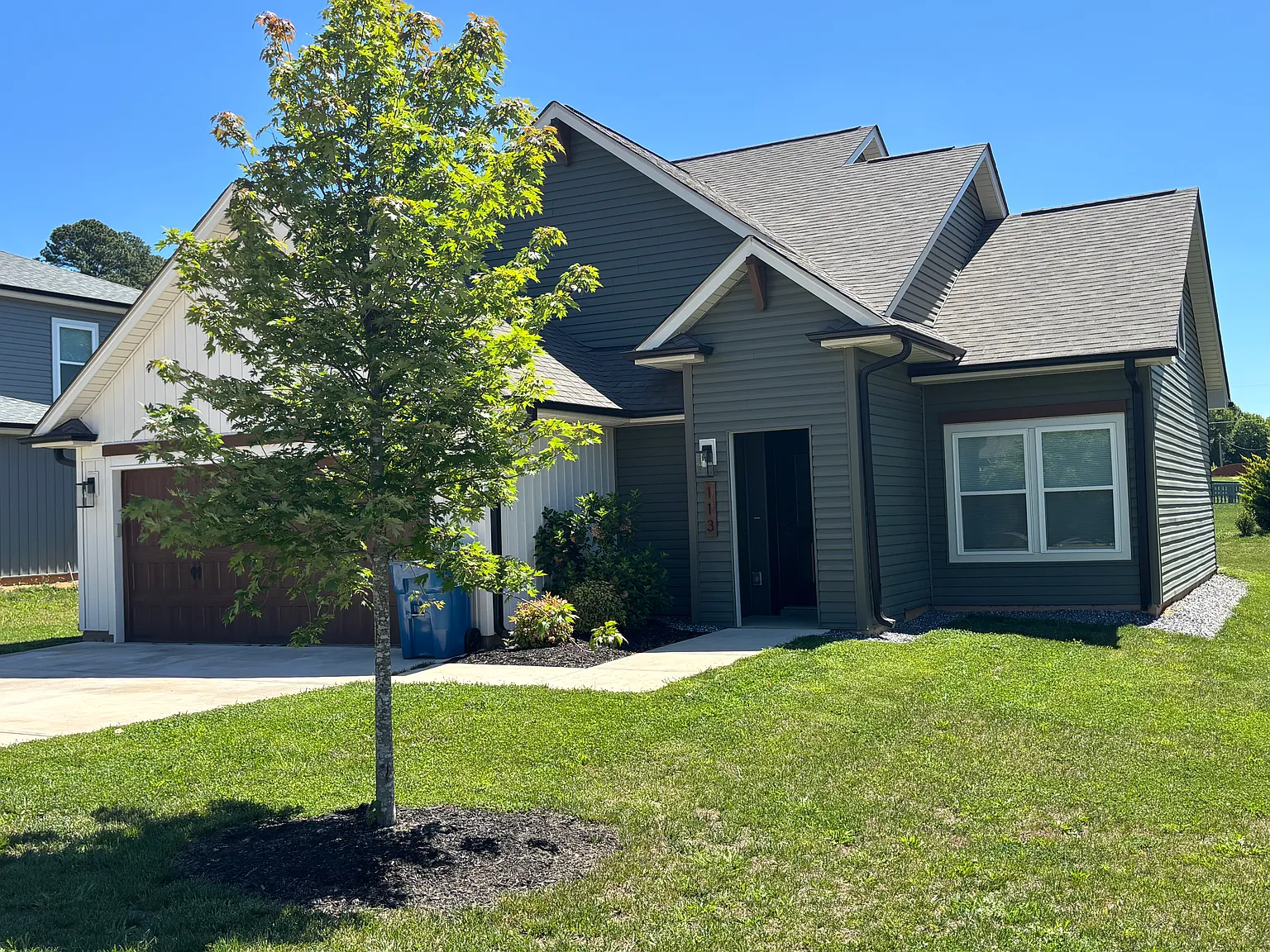 3 bed, 2.5 bath, 1628 sqft, $1,825 — Photo 2