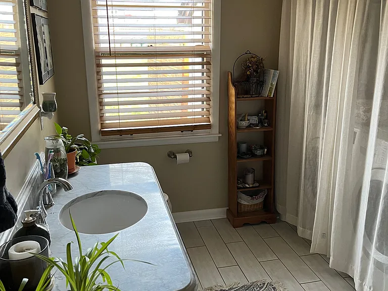 primary bathroom (example with furnishing)