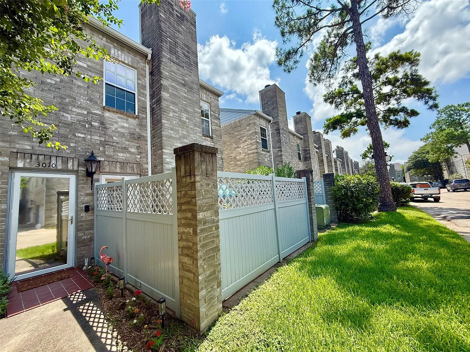 2 bed, 2.5 bath, 1640 sqft, $1,650 — Photo 1