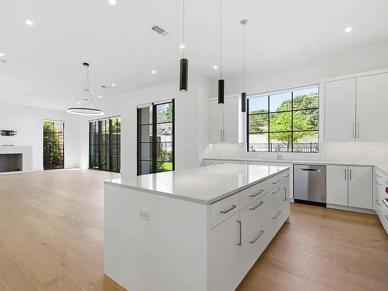 9855 Kingsway Ave — Photo 14