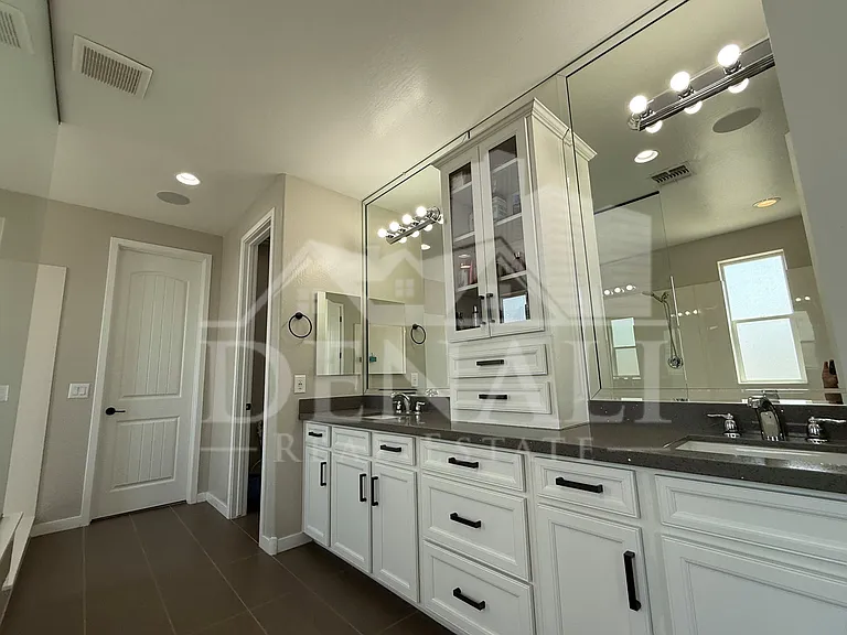 1729 W Myrna Ln — Photo 18