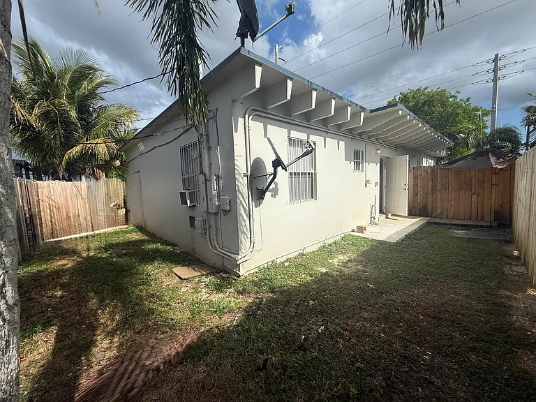 1015 SW 8th St #2 — Photo 8